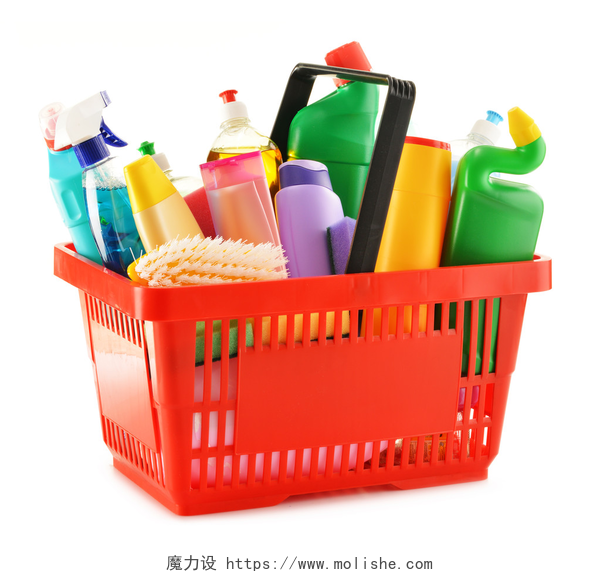 一筐洗浴用品和清洁用品用洗涤剂瓶白色上孤立的购物篮